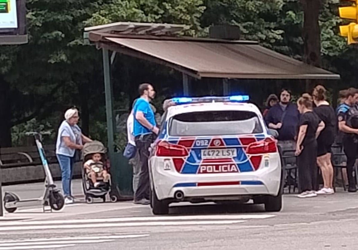 Policía Local en la terraza que a punto estuvo de ser embestida por un coche.