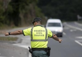 Un guardia civil indica a un vehículo que se detenga.