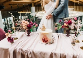 Los novios frente a la tarta nupcial, en una imagen de archivo.