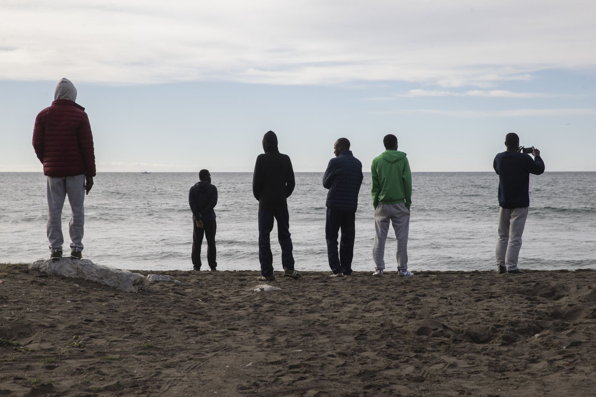 Un grupo de migrantes que llegaron a la localidad malagueña de Torrox procedentes de Canarias.