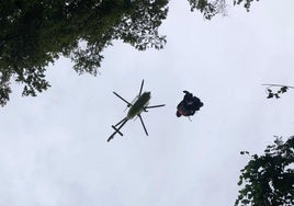 El helicóptero de los bomberos evacuando a la mujer.