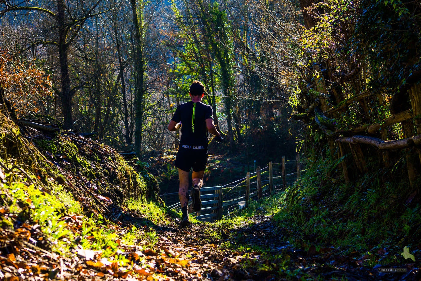 Un participante cruzando una de las zonas de bosque durante una edición anterior del trail.