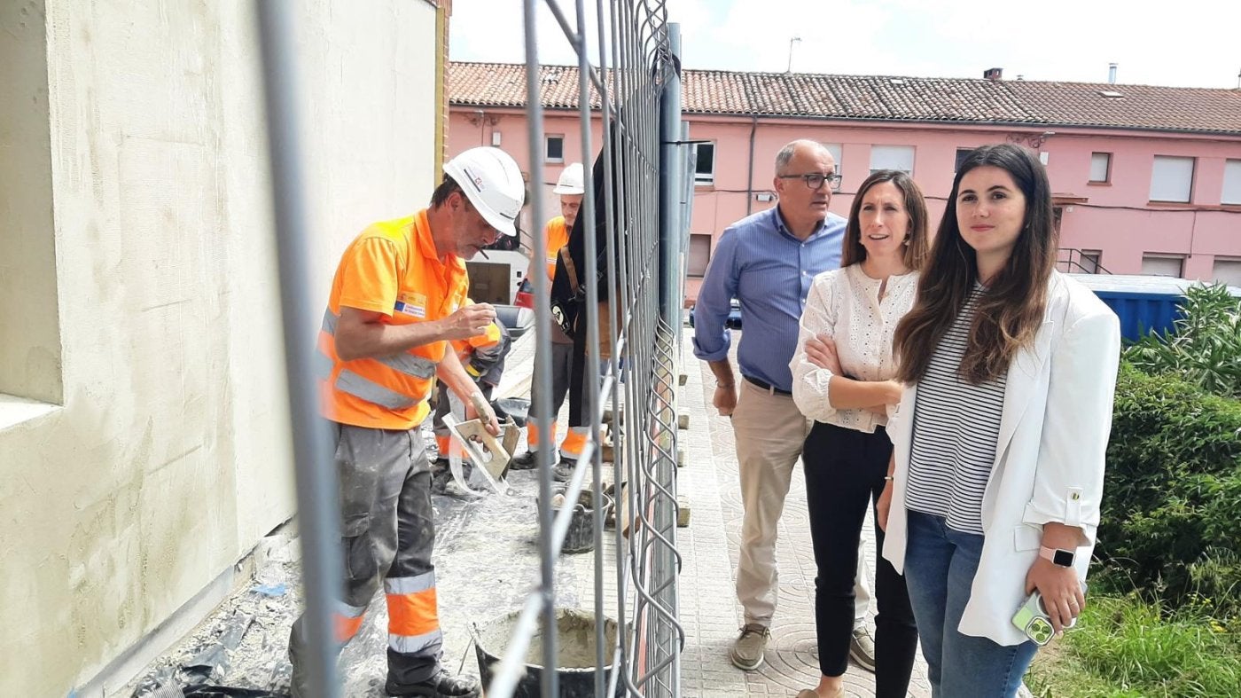 Carla Álvarez, Ángela Pumariega y Javier Rodríguez, en la zona.