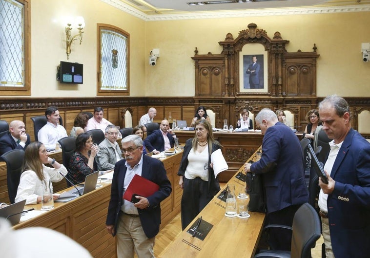 Momento en el que la oposición abandona el salón de plenos.