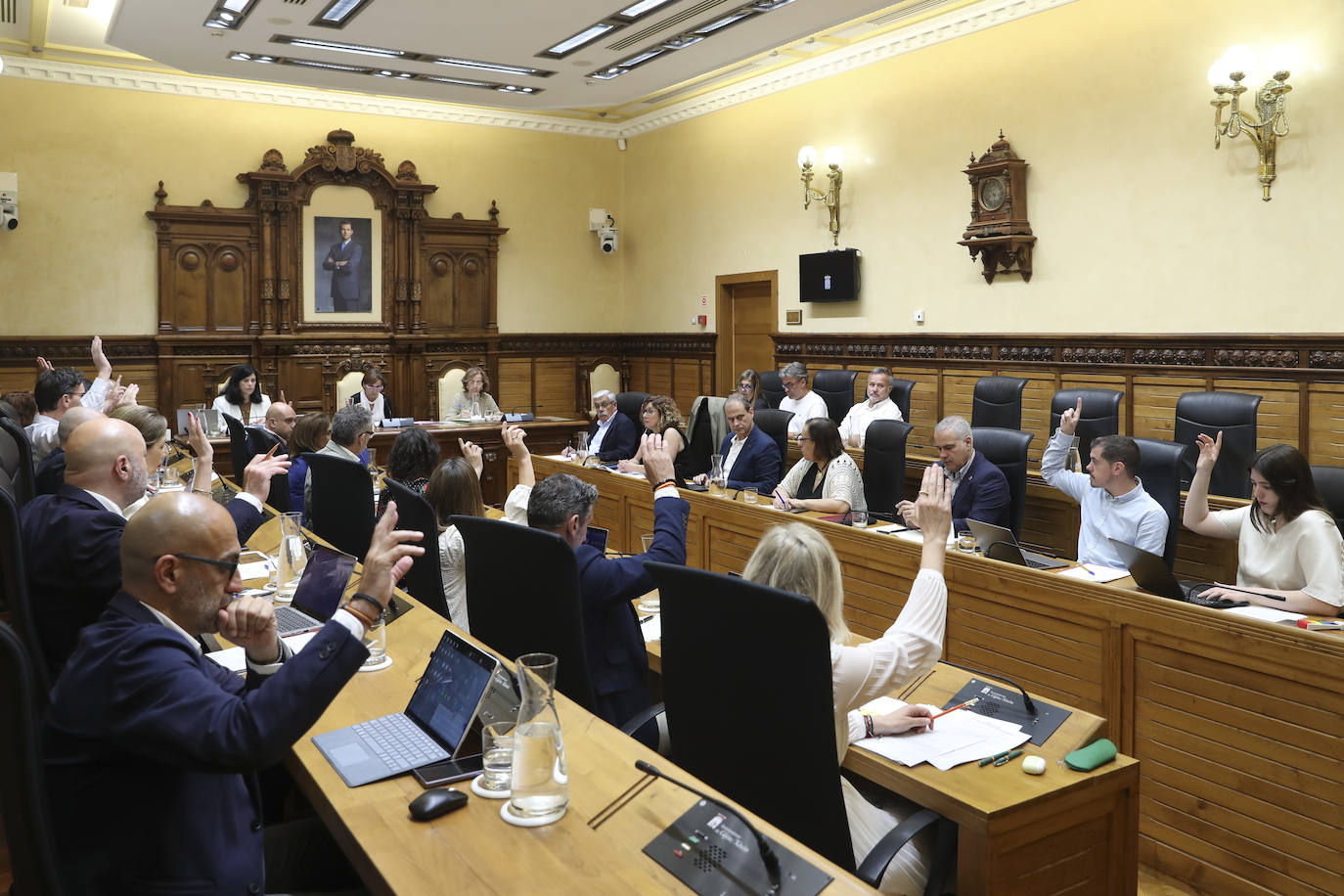 Un &#039;bronco&#039; pleno en Gijón: así fue el abandono de la oposición