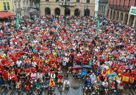 Aficionados siguiendo la final del Mundial femenino en la plaza Mayor en 2023.