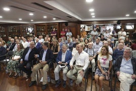 Por la izquierda, en primera fila, Elena Martín, Alberto Estrada, Patxi Perurena, Janel Cuesta, Tasi del Reguero, Cristina Liñero y Lisardo Argüelles.