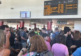 La estación de trenes de León colapsada por los viajeros apeados del tren averiado.