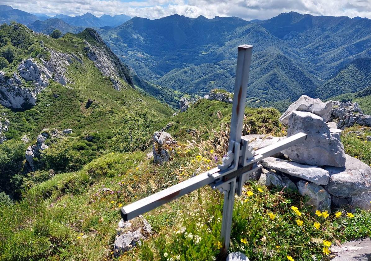 Cruz en la cumbre de Peña Riegos, mirando hacia Caleao.