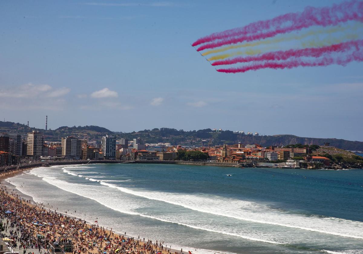 La Patrulla Águila durante su participación el pasado año en el Festival Aéreo de Gijón.