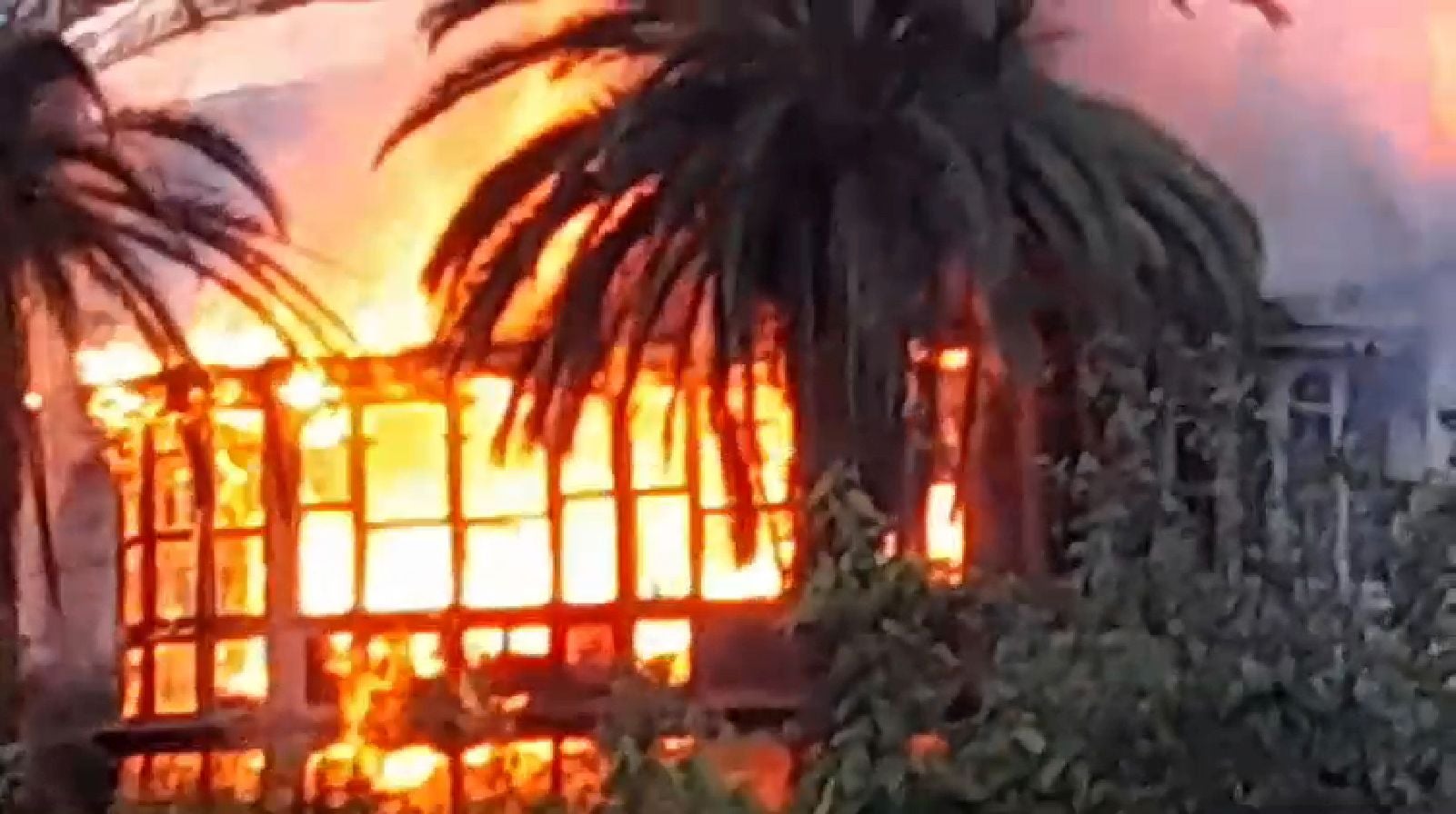 Las llamas devoran una casa en Cudillero