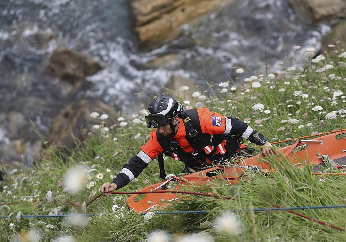Rescatan a una joven que sufrió una caída en el Cerro de Santa Catalina
