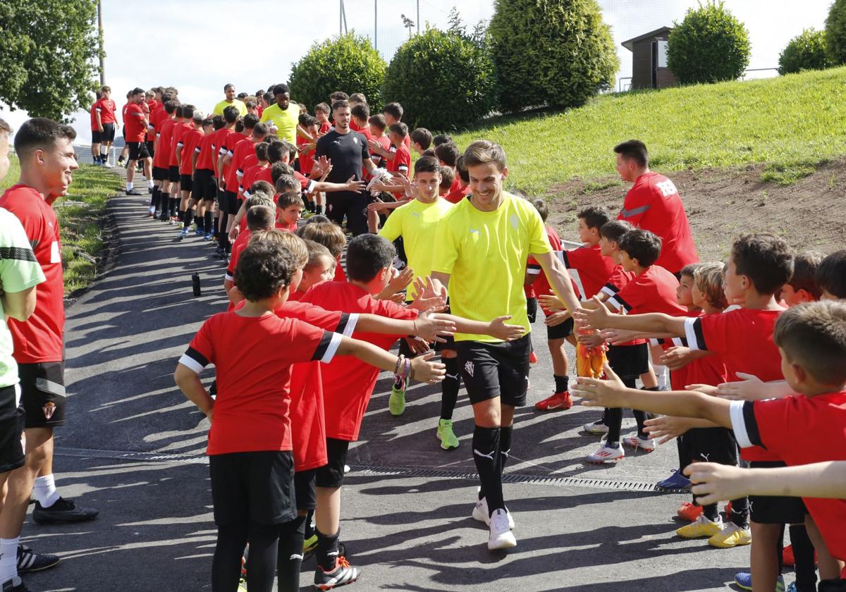 90 minutos de sesión y muchos ánimos: comienza la pretemporada del Sporting de Gijón