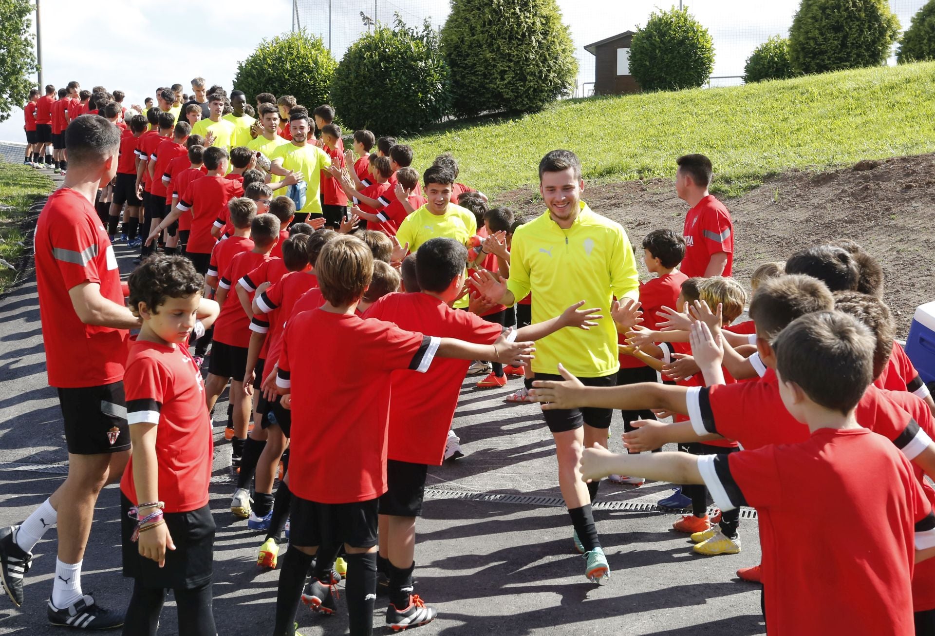 90 minutos de sesión y muchos ánimos: comienza la pretemporada del Sporting de Gijón