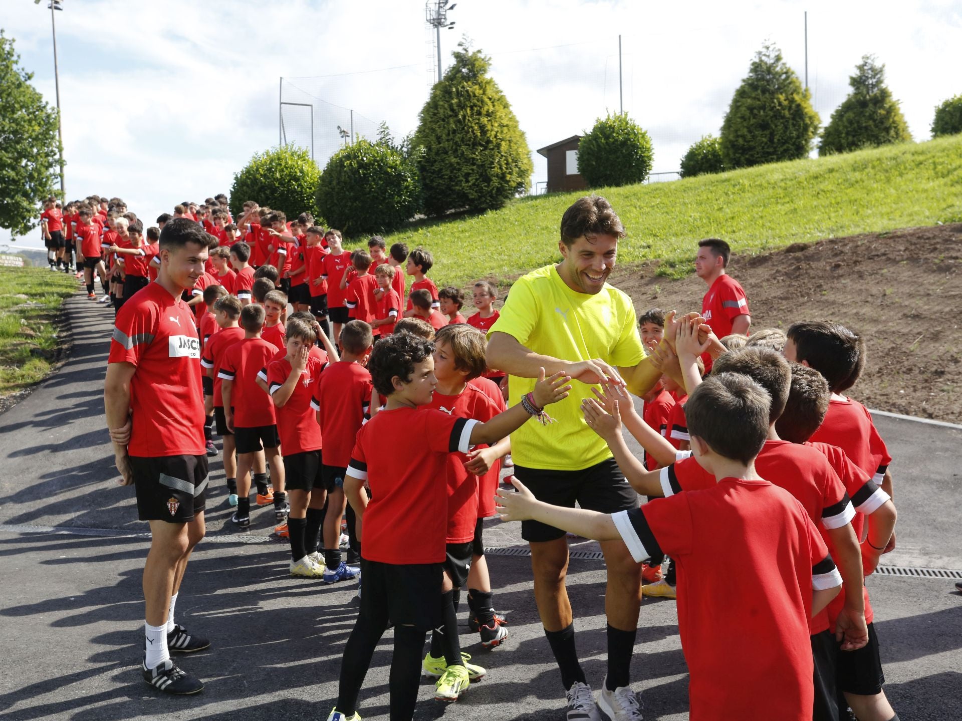 90 minutos de sesión y muchos ánimos: comienza la pretemporada del Sporting de Gijón