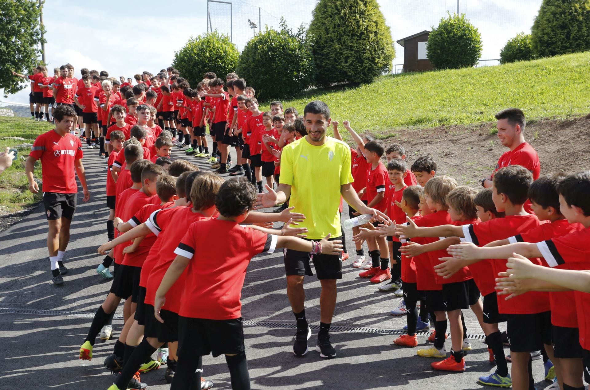 90 minutos de sesión y muchos ánimos: comienza la pretemporada del Sporting de Gijón