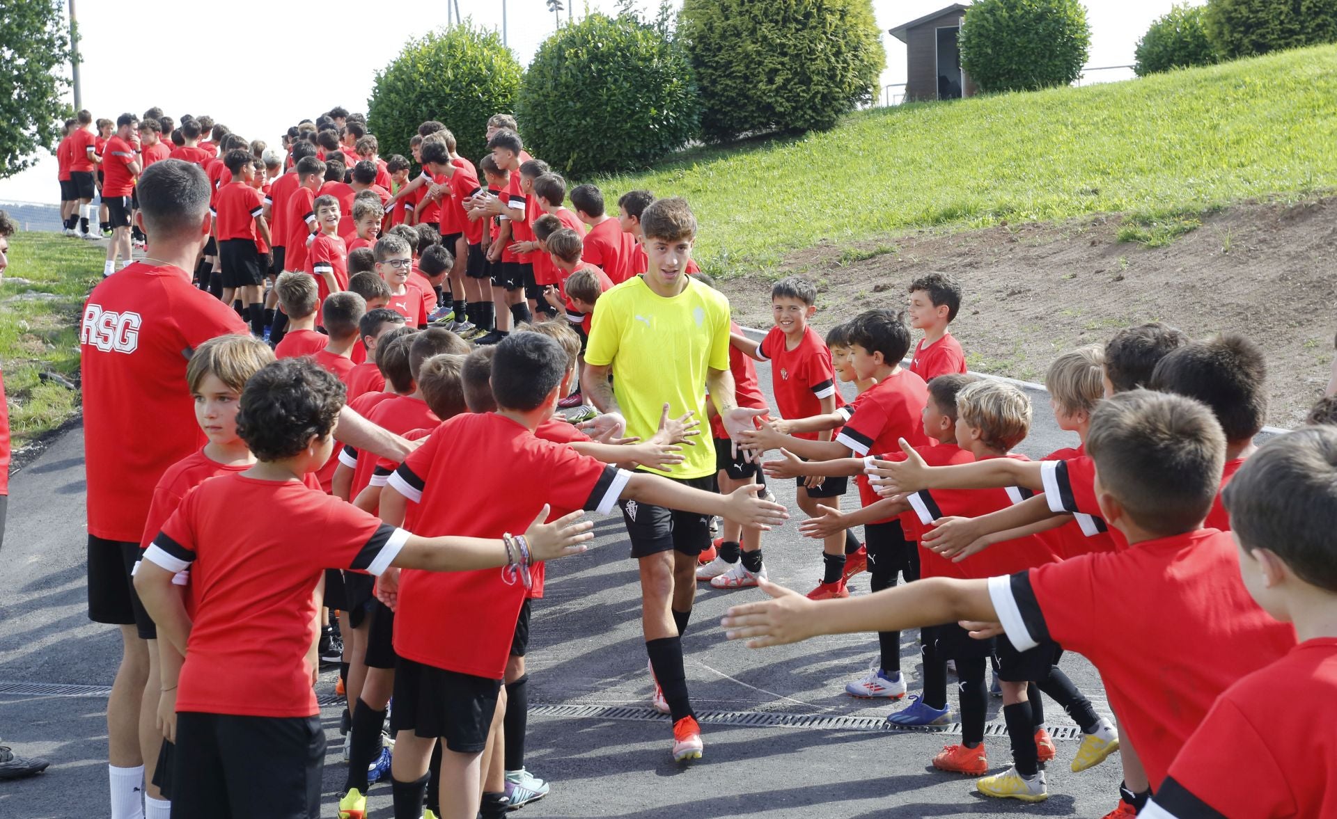 90 minutos de sesión y muchos ánimos: comienza la pretemporada del Sporting de Gijón