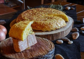 Tortilla de patata elaborada en el restaurante ovetense La Casona de la Montaña.