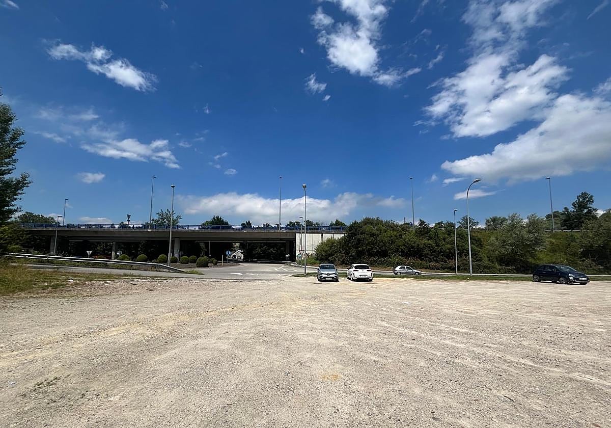 Explanada donde se construirá el aparcamiento disuasorio de La Pola y, al fondo, la rotonda de la SI-8, de donde partirá el nuevo bulevar peatonal.