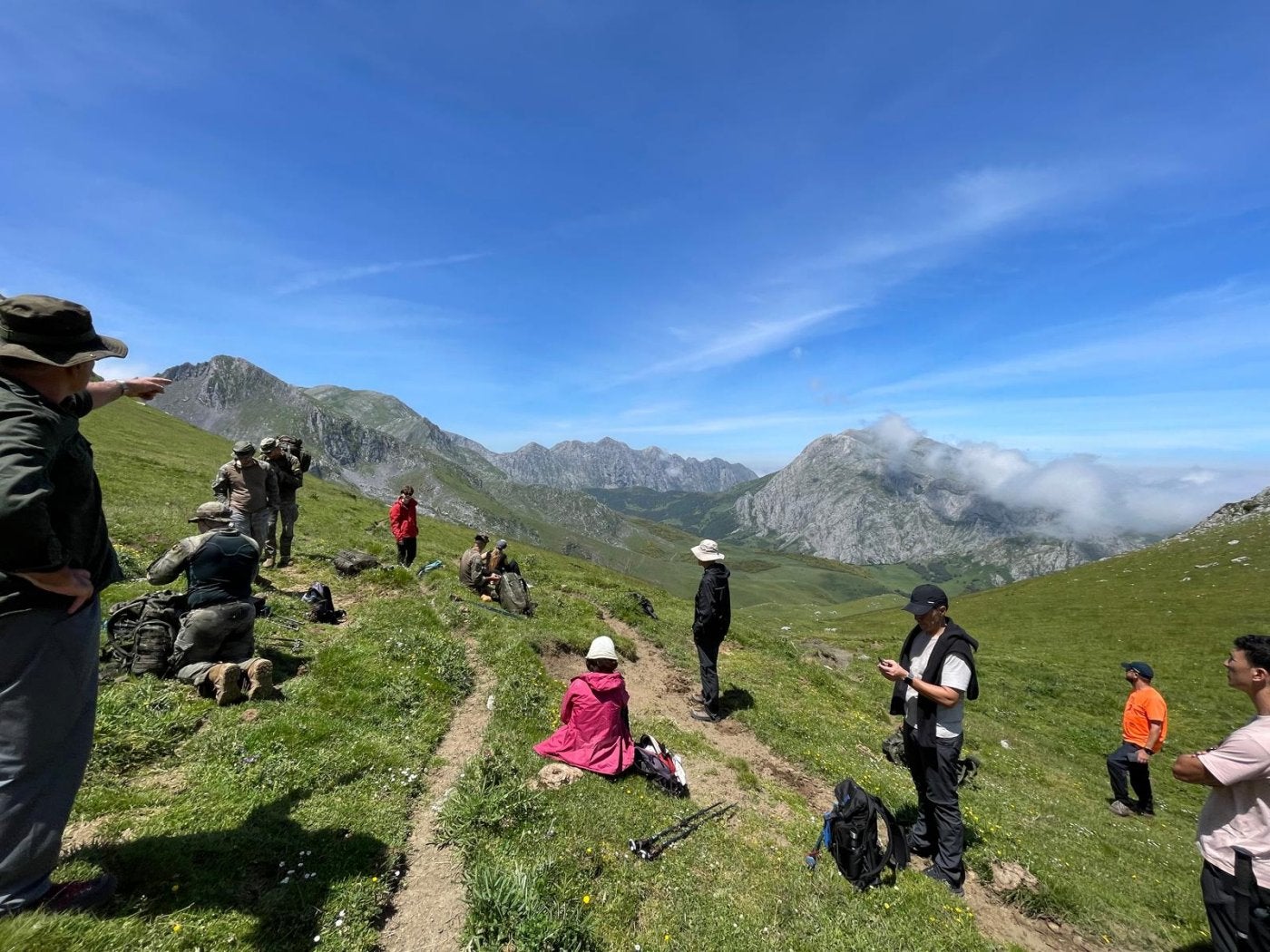 Desde Las Cruces.Algunos de los participantes, a la vista lolos puertos de Güeria, con el Farimientu ala izquierda y Peña Rueda a la derecha,cerrados por la alineación oeste del macizo de Ubiña.