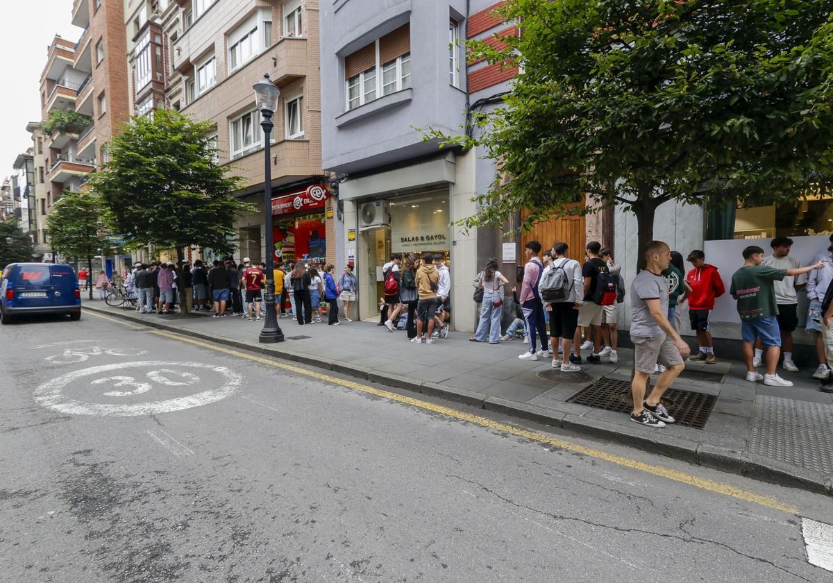 Grupos de jóvenes haciendo cola en la mañana de este viernes para la apertura de Micolet en la calle Uría y la presentación de la línea 'vintage'.