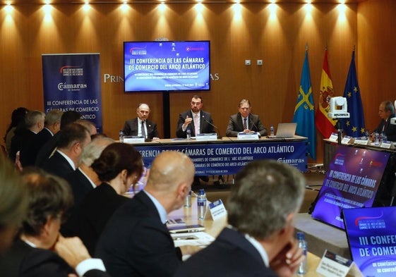 Ignacio, Villaverde, Adrián Barbón y Alfredo Canteli, en la conferencia sobre las Cámaras de Comercio.