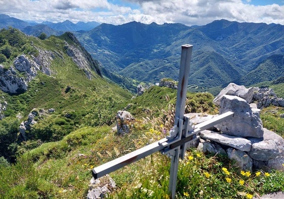 Cruz en la cumbre de Peña Riegos, mirando hacia Caleao.