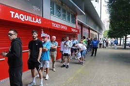 Aficionados, ayer, esperan a que abran las oficinas del club para formalizar la renovación de su abono.