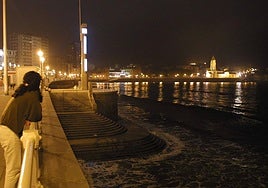 La playa de San Lorenzo, a la altura de la Escalerona, donde tuvo lugar el rescate.