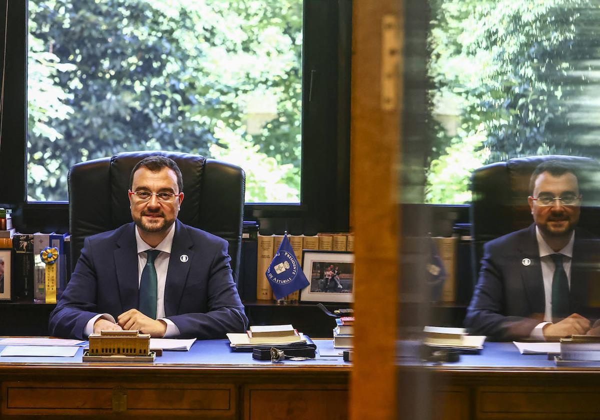 Adrián Barbón, desde su despacho del Palacio de Presidencia, en Oviedo.