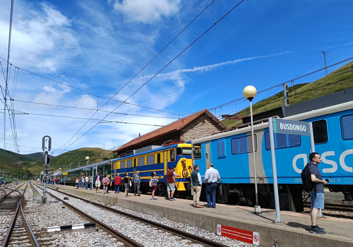 Los pasajeros a punto de subir al tren.