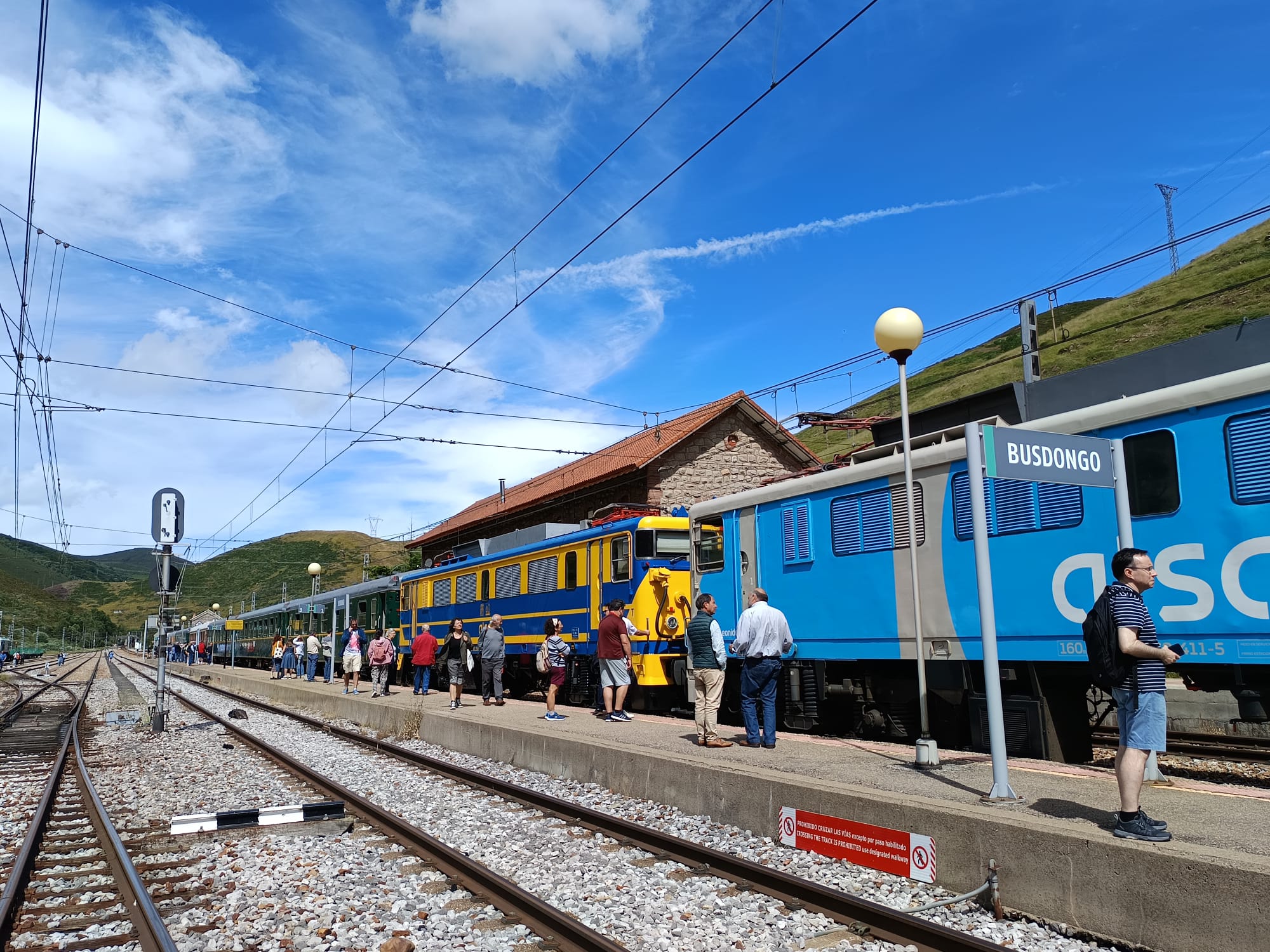 Un tren histórico recorre la rampa de Pajares