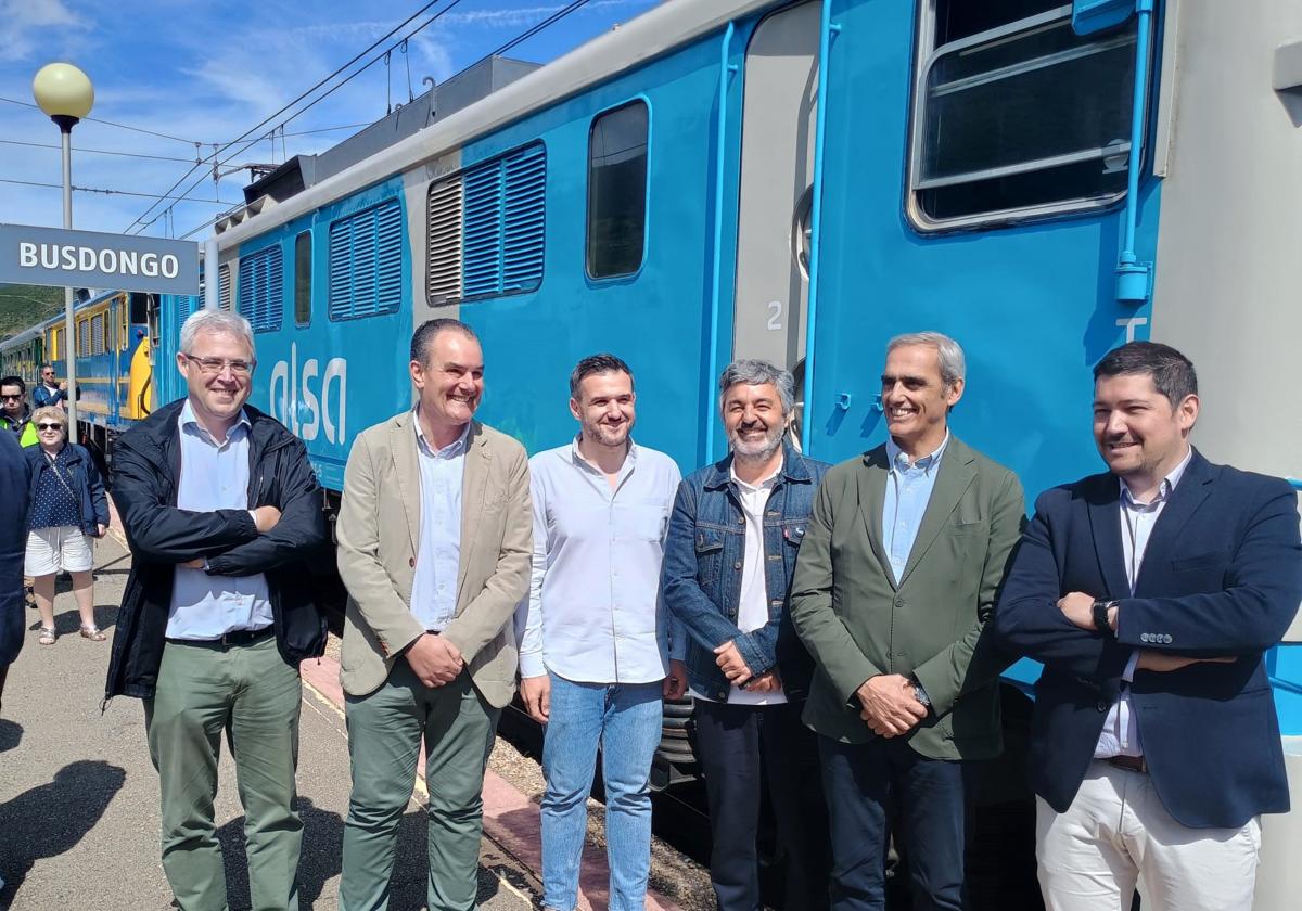 El consejero de Fomento, Alejandro Calvo, delante del tren histórico que recorre Gijón-Busdongo.