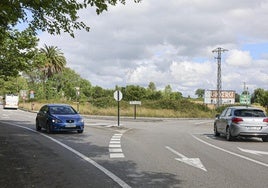 Varios coches circulan por la intersección de entrada a San Claudio.