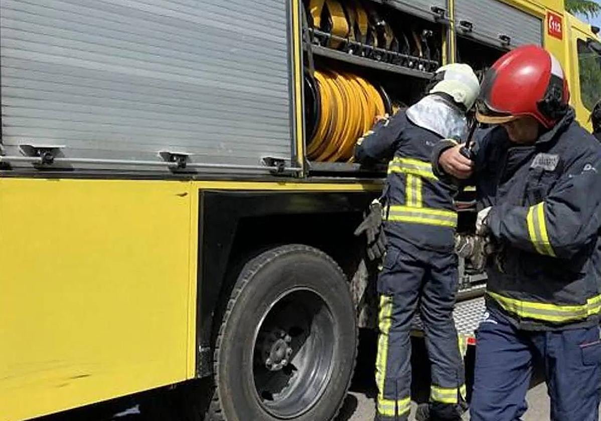 El fuego calcina por completo una casa en Lena