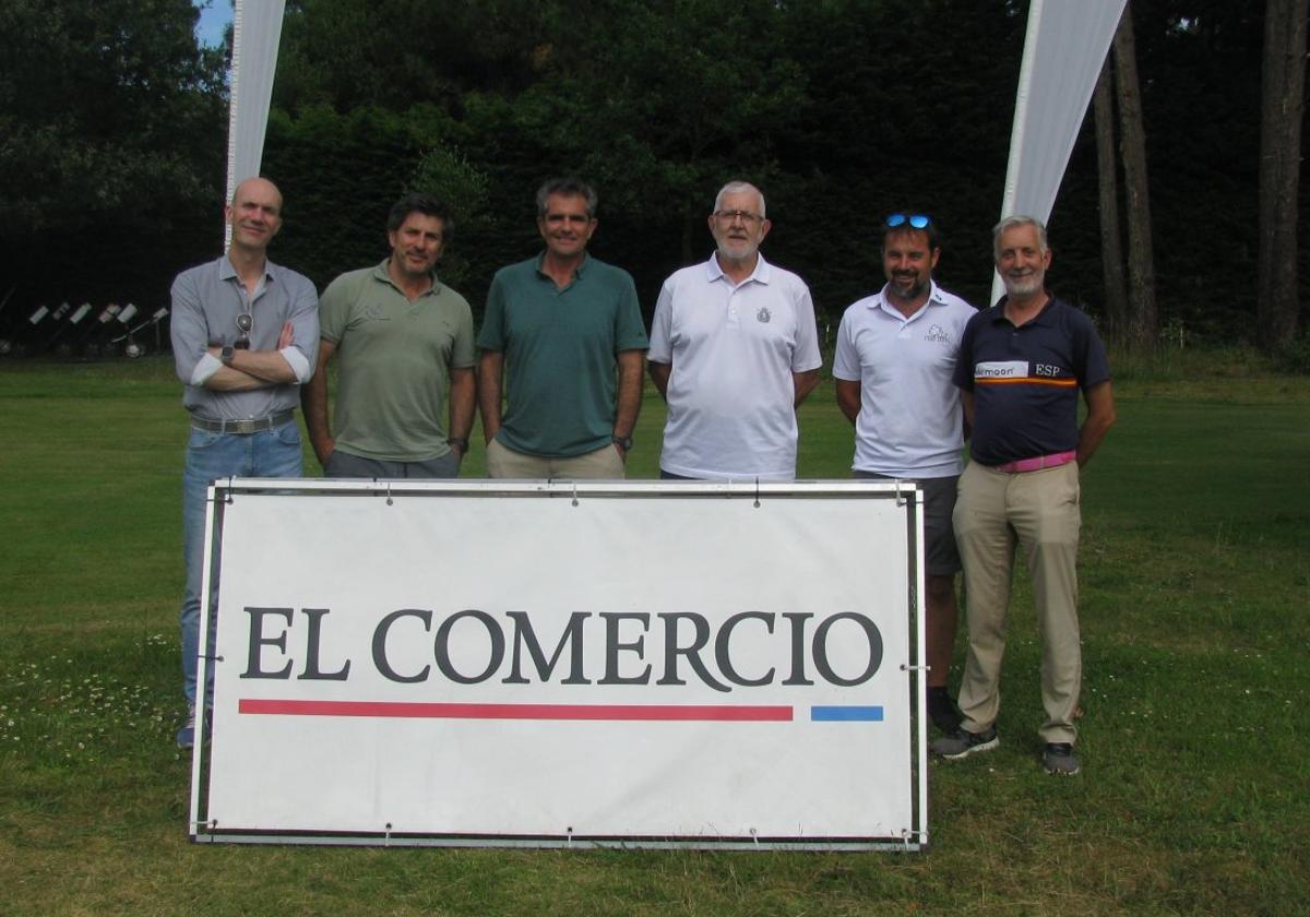 Los participantes posaron en la tradicional foto de familia tras la clausura de la séptima prueba de la fase previa del Trofeo EL COMERCIO-ABANCA.