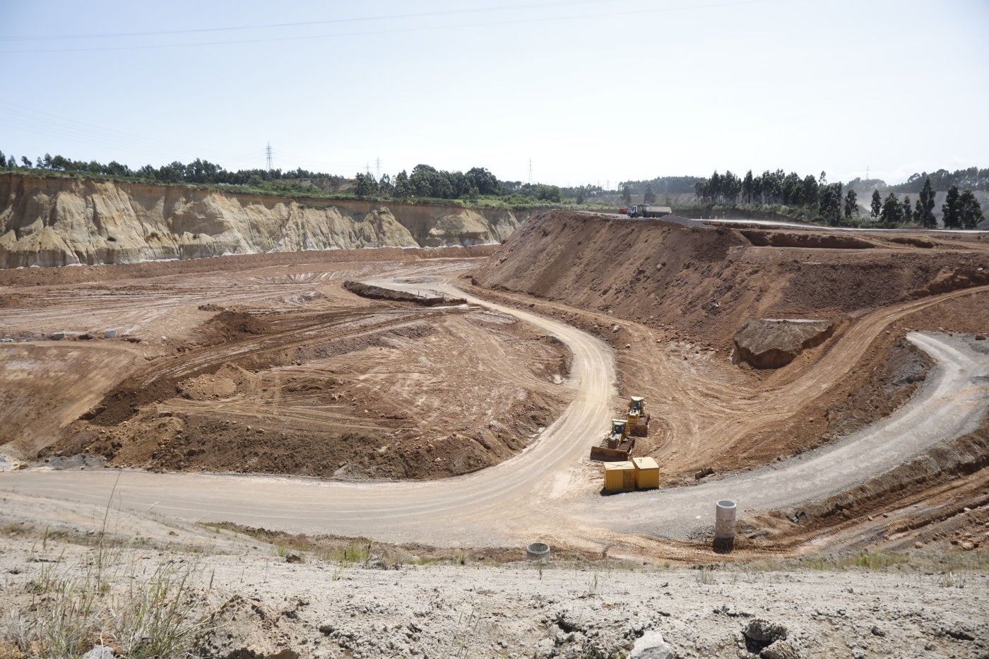 El trazado de la nueva carretera As-239 comienza a apreciarse después de sólo un mes de trabajo por los equipos de Acciona.