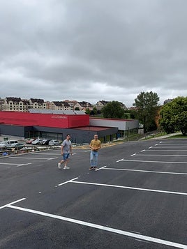Iván Fernández y Jorge Suárez en el nuevo aparcamiento, inaugurado ayer.