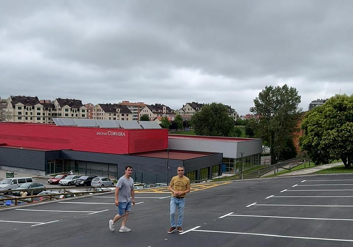 Iván Fernández y Jorge Suárez en el nuevo aparcamiento, inaugurado ayer.