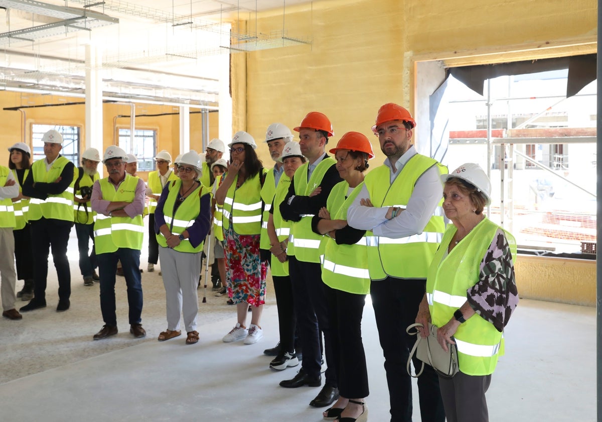 Barbón, durante la visita a la obra del consultorio periférico de Nuevo Roces donde estuvo acompañado de Paz Fernández Felgueroso, Carmen Moriyón y Ana González.