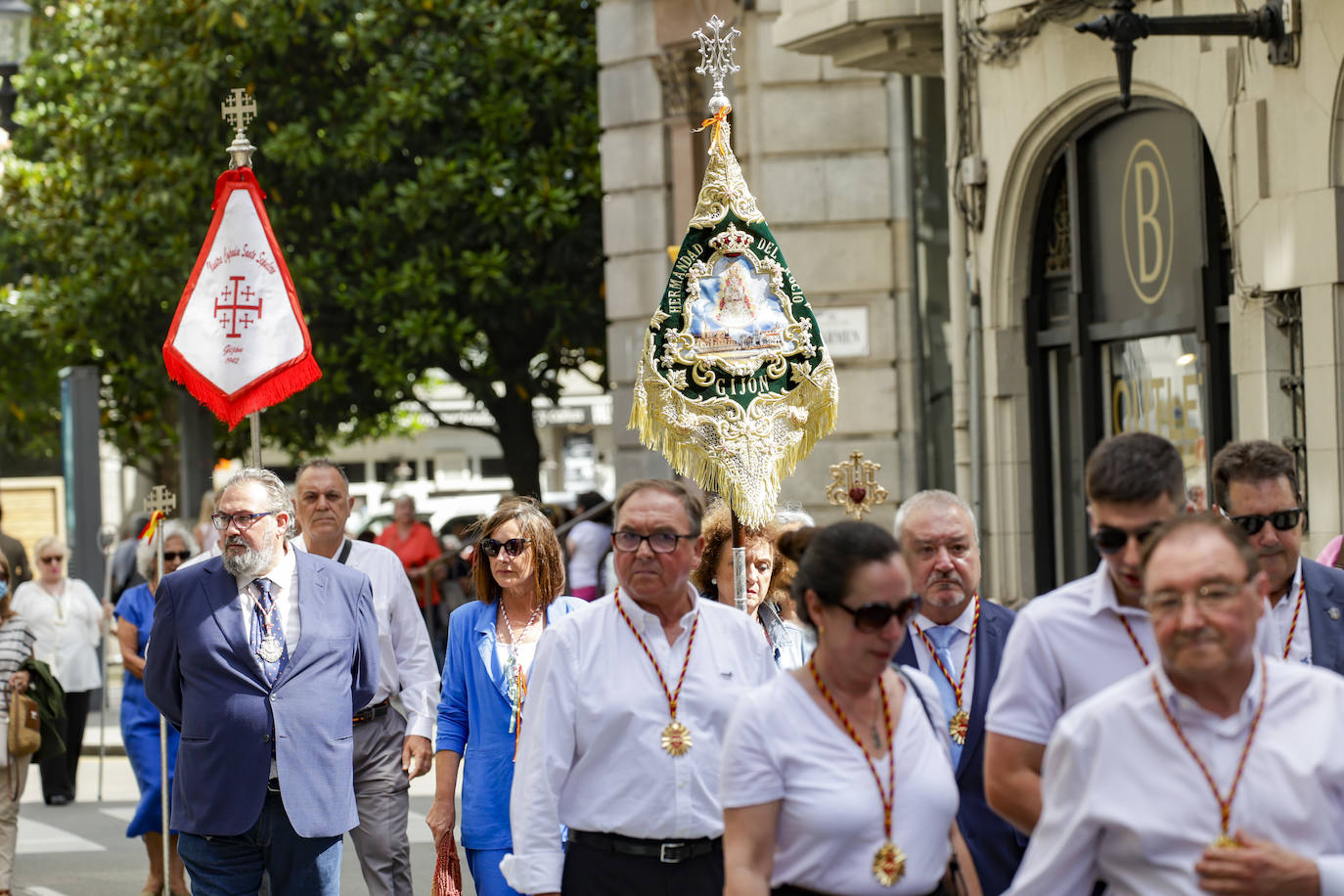 La Virgen del Carmen procesiona por Gijón