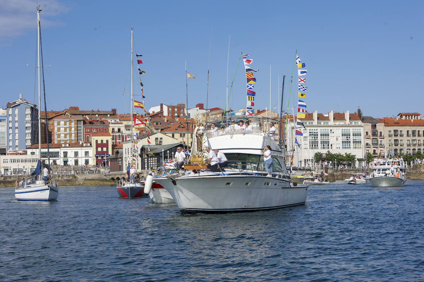 La Virgen del Carmen procesiona por Gijón