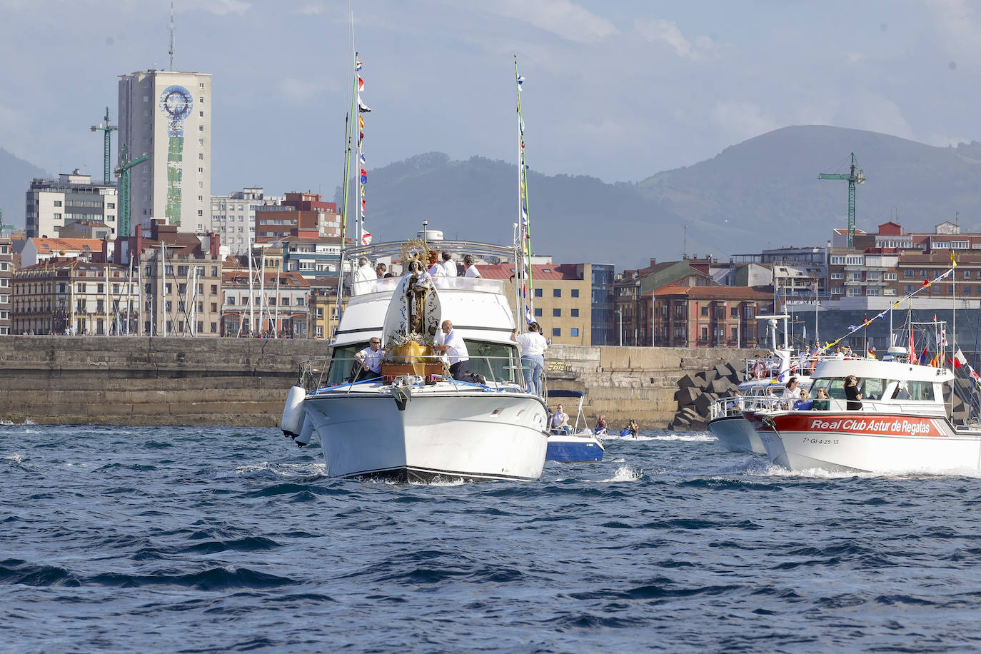 La Virgen del Carmen procesiona por Gijón