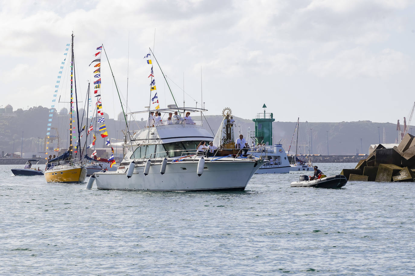 La Virgen del Carmen procesiona por Gijón