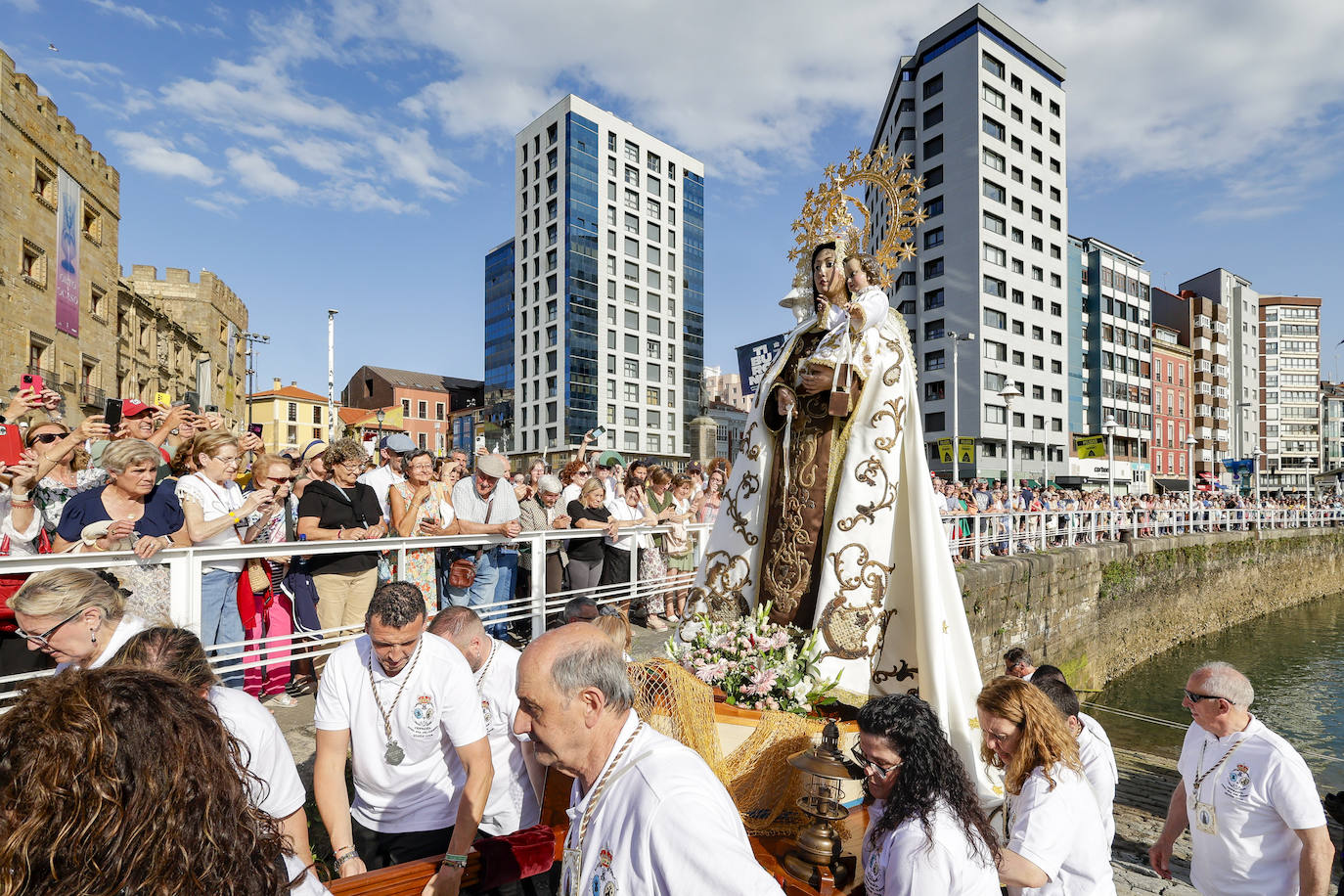 La Virgen del Carmen procesiona por Gijón