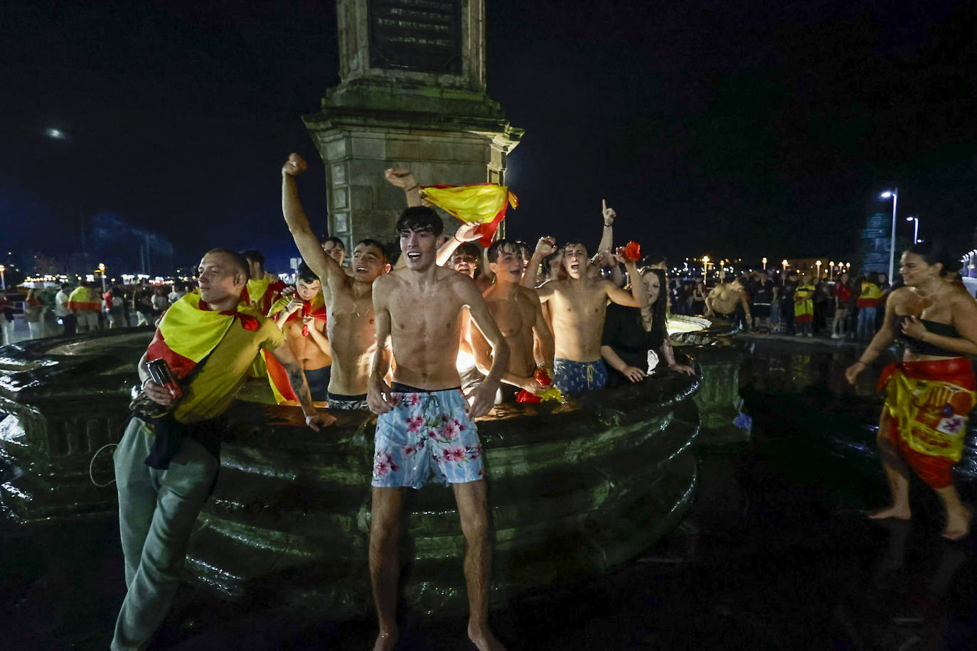 Chapuzones en la plaza del Marqués por la Eurocopa
