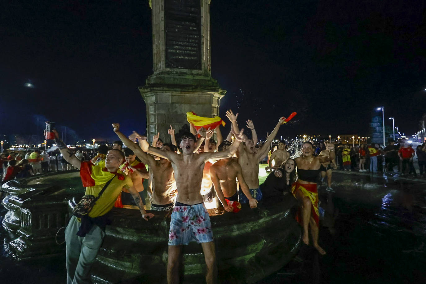 Chapuzones en la plaza del Marqués por la Eurocopa