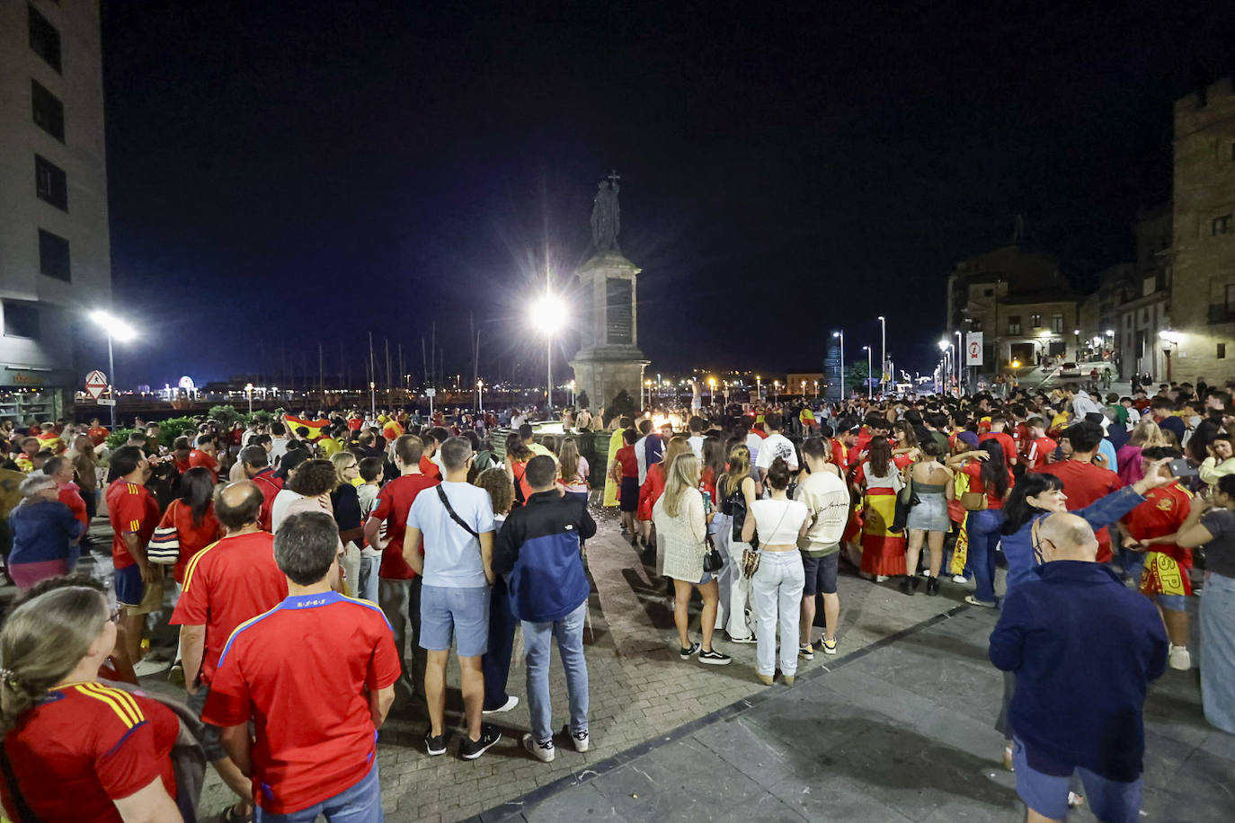 Chapuzones en la plaza del Marqués por la Eurocopa