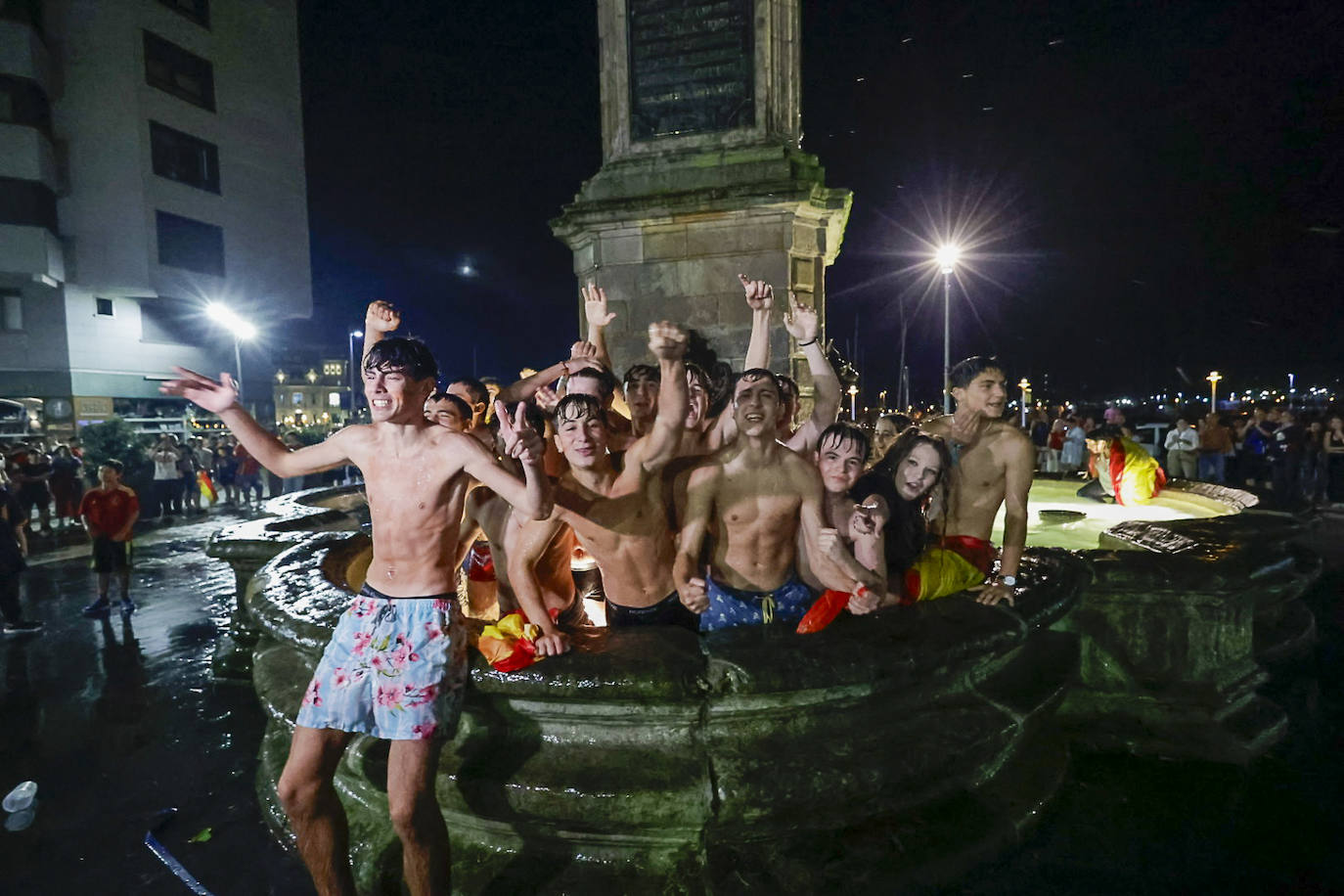 Chapuzones en la plaza del Marqués por la Eurocopa