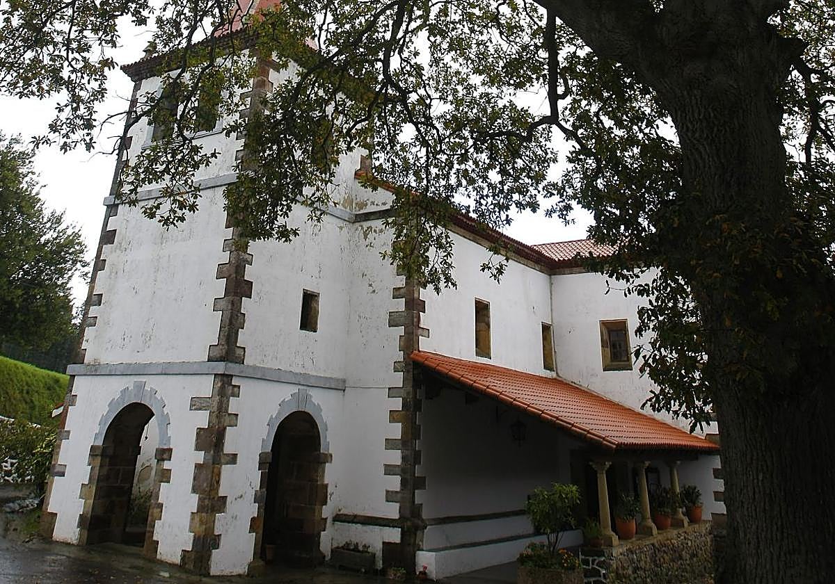 El punto exacto en el que se produjo el reventón, a la altura de la Iglesia de Naveces.